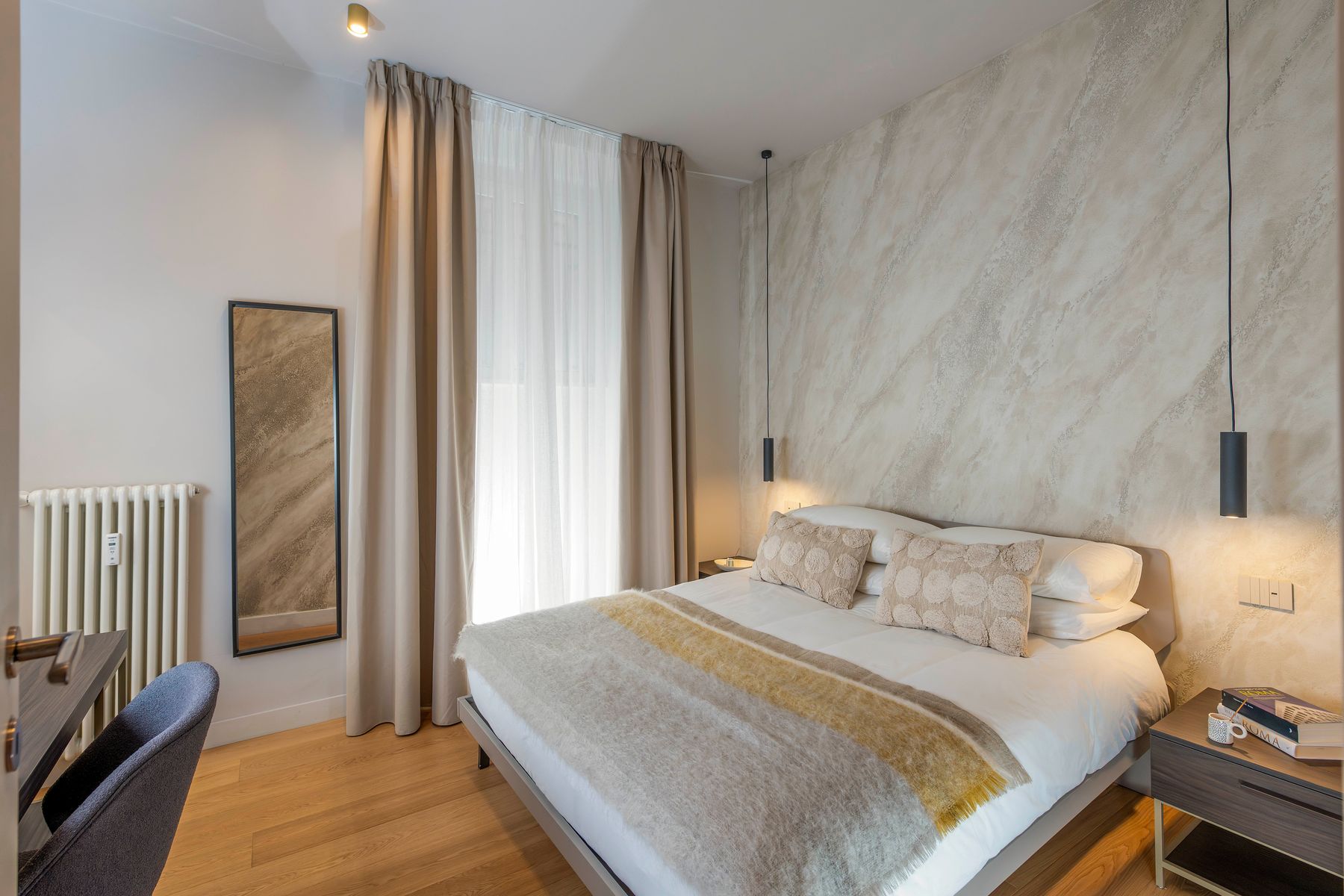 Bedroom with travertine wall at Domus Aurelia